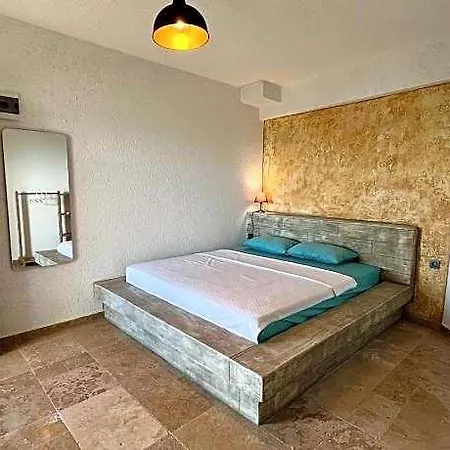 Elm Hotel